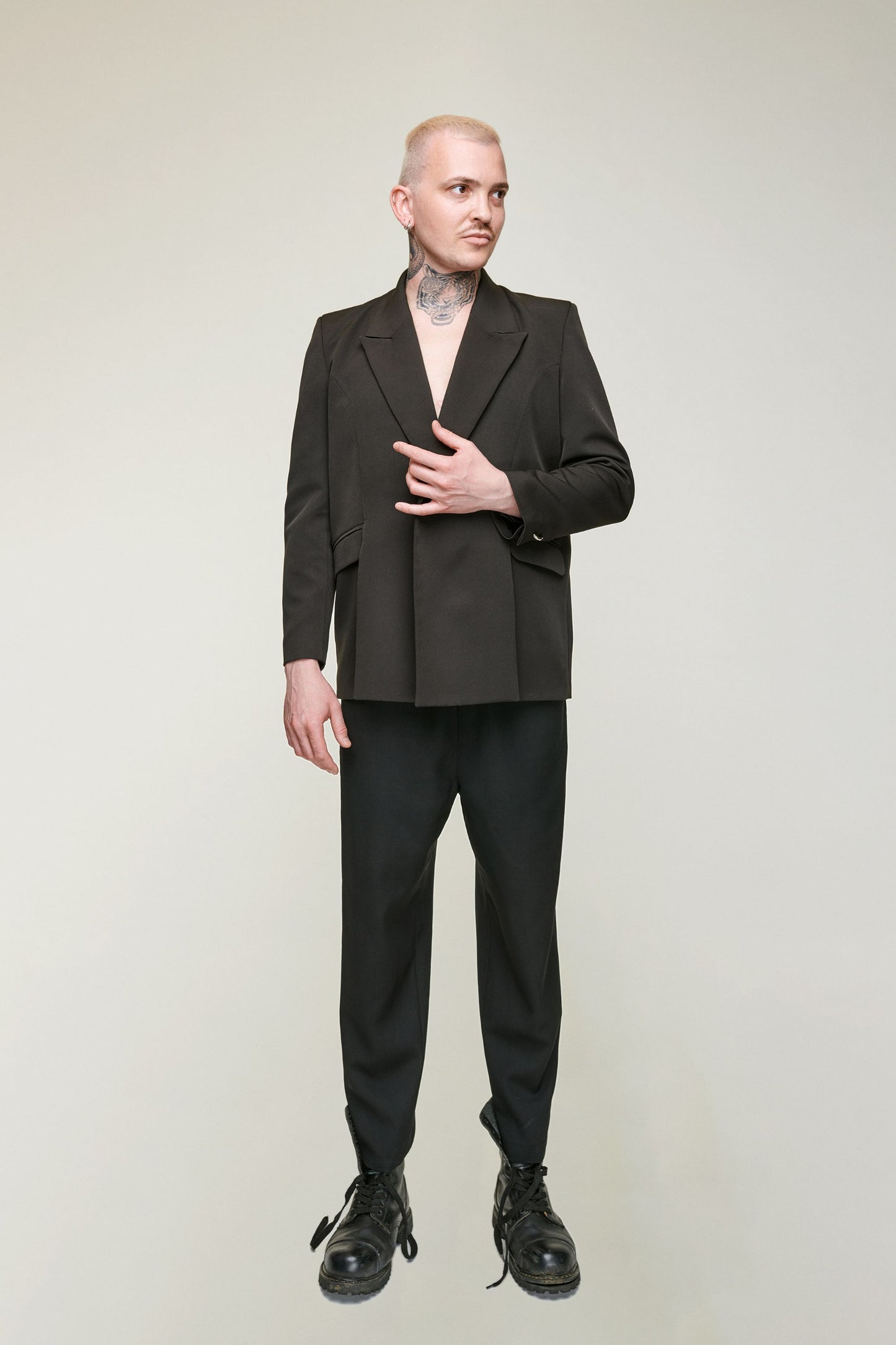 ROISIN SIGNATURE BLAZER WITH CUT-OUT BACK