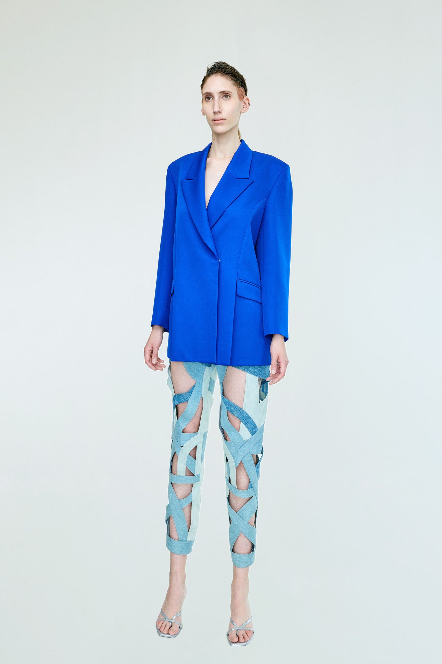 ROISIN SIGNATURE BLAZER WITH CUT-OUT BACK / KLEIN BLUE
