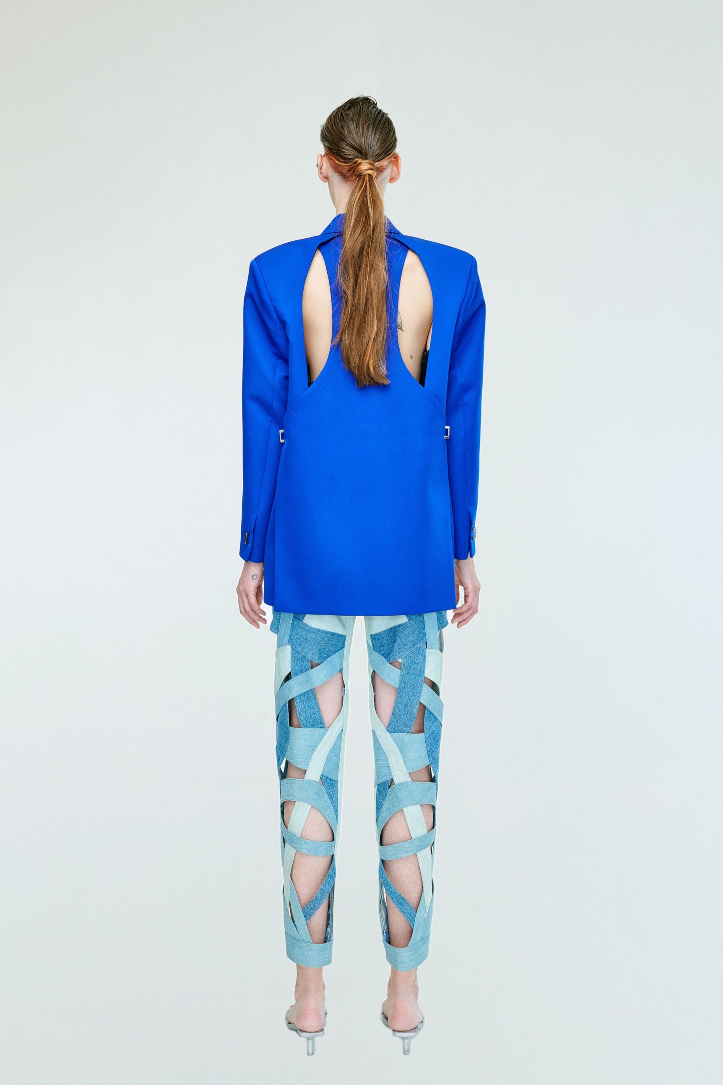 ROISIN SIGNATURE BLAZER WITH CUT-OUT BACK / KLEIN BLUE