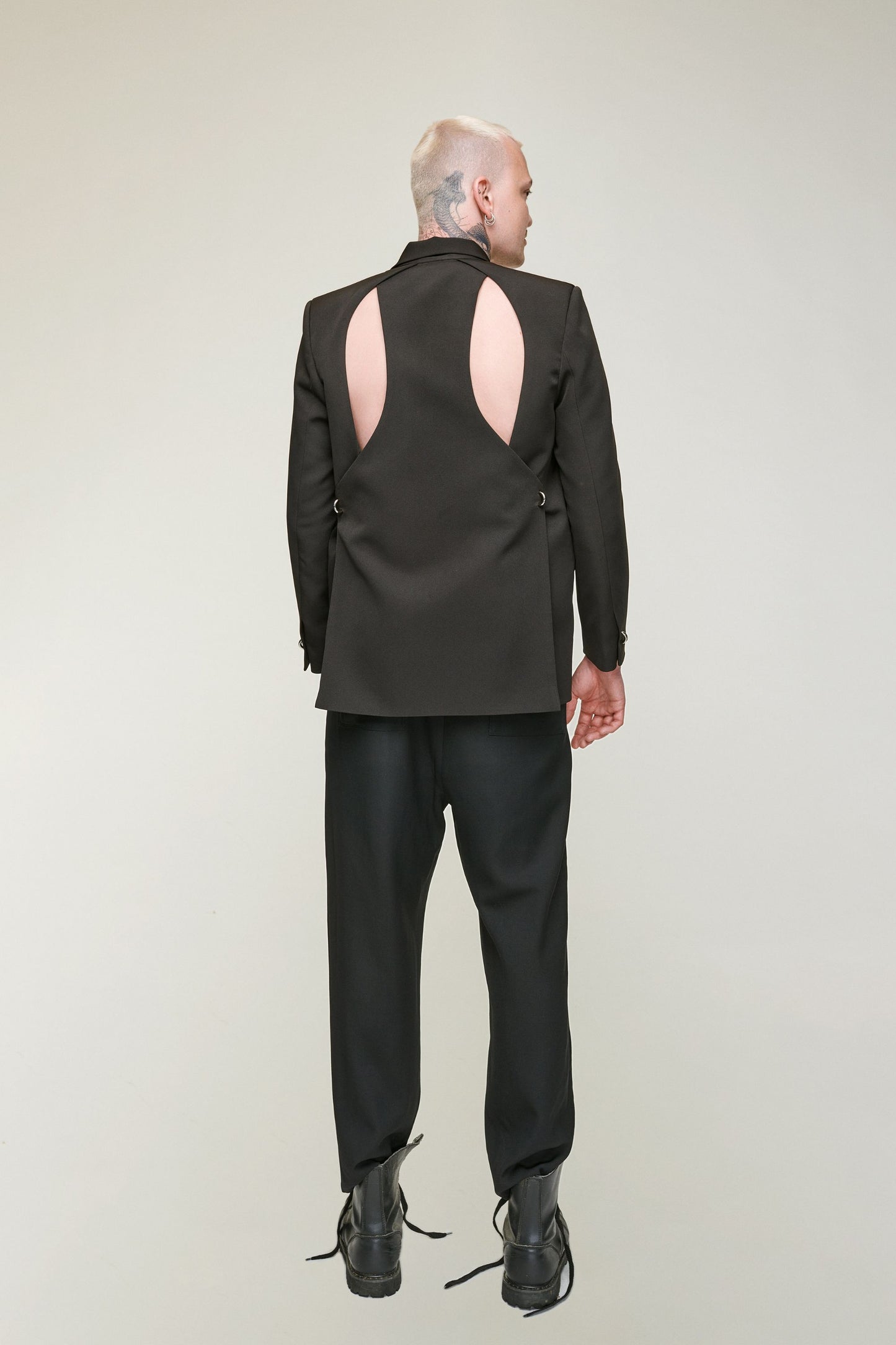 ROISIN SIGNATURE BLAZER WITH CUT-OUT BACK