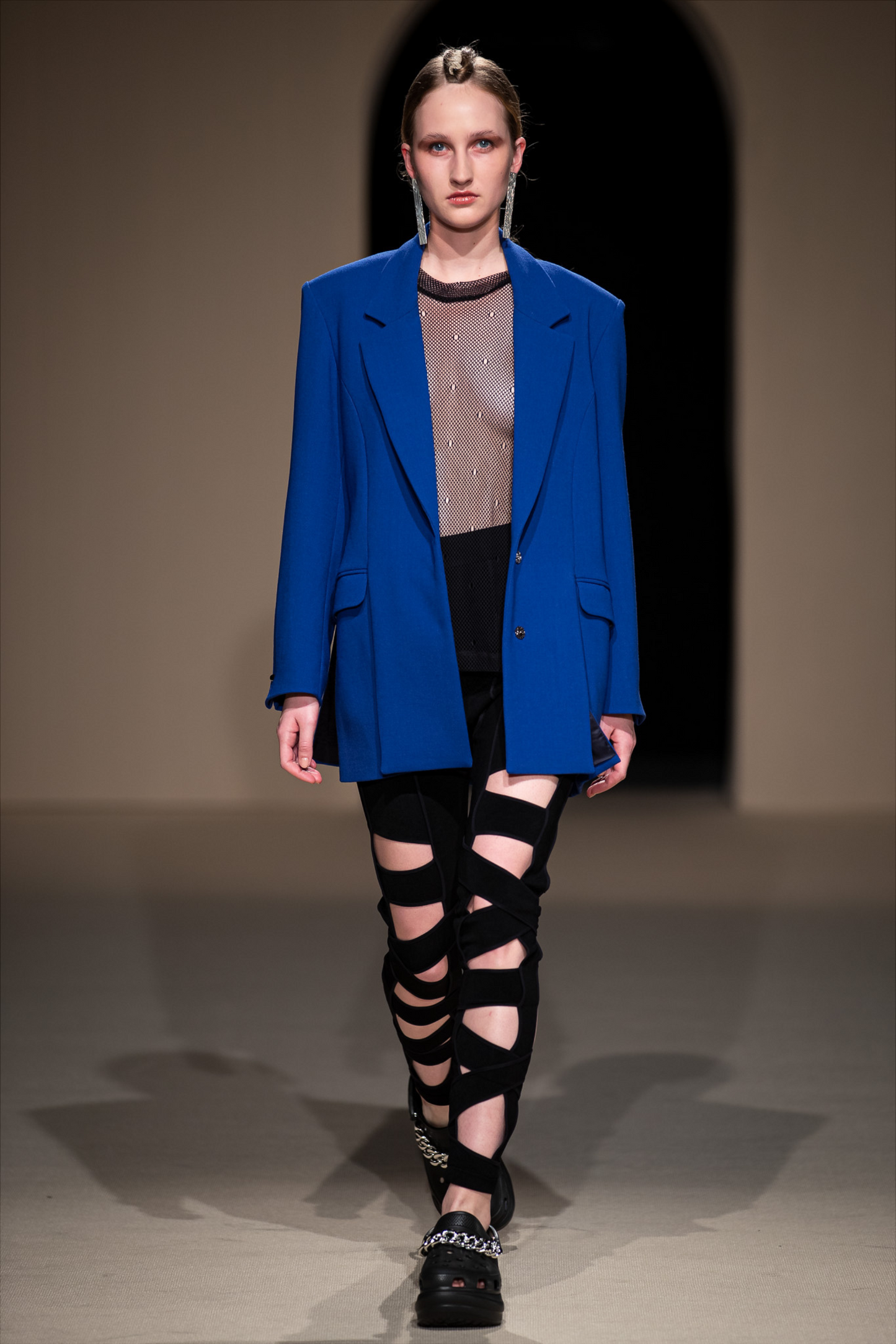 ROISIN SIGNATURE BLAZER WITH CUT-OUT BACK / KLEIN BLUE
